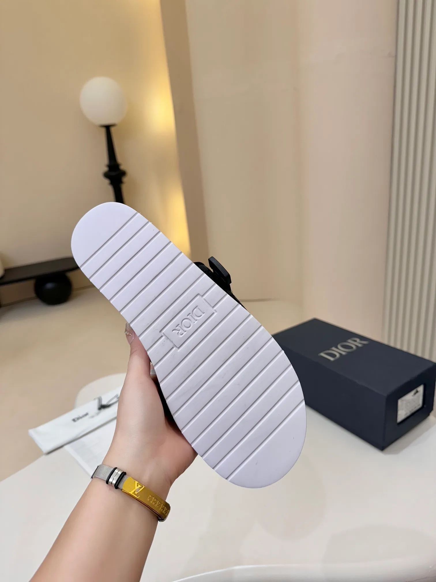 [Dior] P: 300💰 -Size: 38-46 Dior Dior D’s classic men’s slippers, high-end boutique, original material, pure cotton printed canvas upper, fine workmanship, super soft sole, casual, loose and comfortable, a must-have in summer!